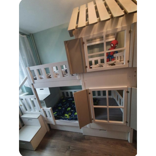 Kerrossänky, jossa on portaat ja ikkunat